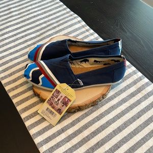 Brand new Women’s Toms shoes!!